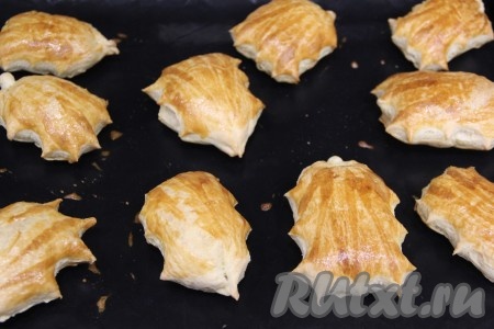 Выпекать ракушки из слоёного теста в разогретой духовке минут 20-25 при температуре 200 градусов. Ракушки хорошо раздуются. Достать их из духовки и оставить до полного остывания.