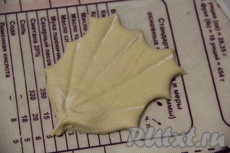 С помощью обратной стороны ложки сделать полоски - углубления, напоминающие рисунок на ракушке.