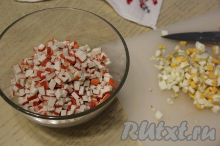 В эту же миску добавить мелко нарезанные яйца.