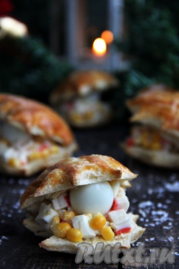 Вот такая чудесная, очень вкусная, сытная и красивая праздничная закуска из слоёного теста "Ракушка с жемчужиной" у нас получилась. 