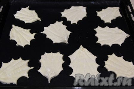 Переложить будущие ракушки на некотором расстоянии друг от друга на противень, застеленный ковриком для выпекания (или пергаментом). Перепелиные и куриные яйца сварить (на отваривание перепелиных яиц с момента закипания воды потребуется 5 минут, на отваривание куриных - 9-10 минут), затем полностью остудить их и очистить. Перепелиных яиц потребуется столько, сколько вы сделаете заготовок из теста, они будут имитировать белые жемчужины в нашей закуске.