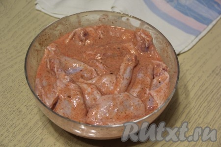 Оставить крылья мариноваться при комнатной температуре на 2-3 часа. 