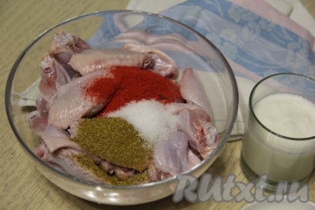 В миску с крыльями добавить соль, специи, паприку. 