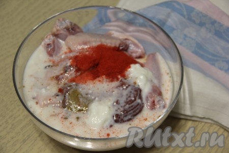 В миску с крыльями влить кефир и тщательно перемешать куриные крылышки в получившемся маринаде.