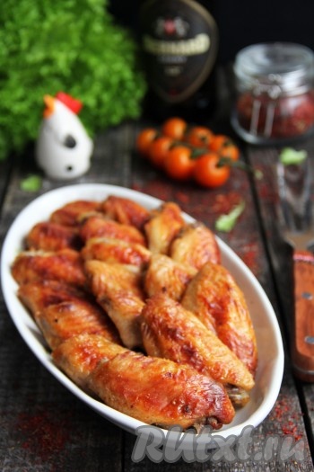 Готовые аппетитные, сочные, румяные куриные крылышки, запечённые в кефире, достать из духовки, переложить на тарелку и подать к столу в горячем виде, дополнив любимым гарниром и соусом. Вот так просто можно приготовить наивкуснейшее мясное блюдо, попробуйте! 