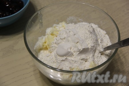 Всыпать в миску муку и разрыхлитель.
