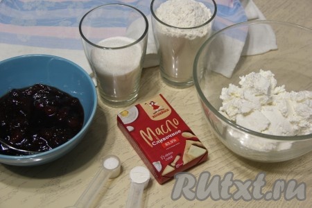 Подготовить продукты для приготовления пирога из творожного теста с вареньем. Масло для этой выпечки нужно достать заранее, чтобы оно хорошо размягчилось при комнатной температуре.