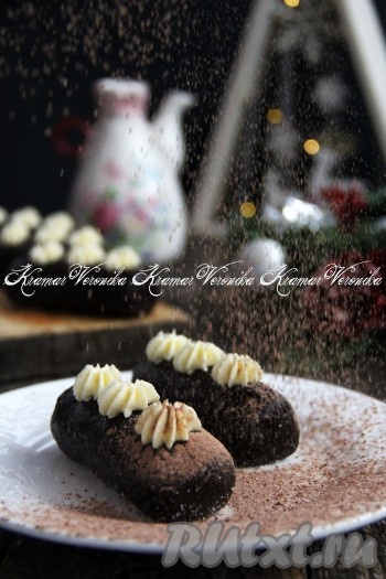 Выложить крем в кулинарный мешок с фигурной насадкой. Отсадить цветочки на верхушку пирожного. По желанию, припылить смесью сахарной пудры и какао. Посмотрите, какая красота получилась из шоколадного печенья, смешанного с молоком и сливочным маслом. Пирожные "Картошка", приготовленные по этому простому рецепту, получаются мягкими, нежными и в меру сладкими, попробуйте обязательно!