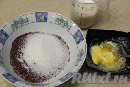 Печенье можно измельчить в крошку с помощью измельчителя. А можно переложить печенье в целлофановый пакет, а затем, проводя скалкой поверх пакета с печеньем, измельчить печенюшки в крошку. В глубокой посуде соединить шоколадное печенье, измельчённое в крошку, и сахар.