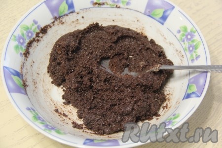Перемешать массу тщательно ложкой. Масса получится пластичной и слегка липнущей.