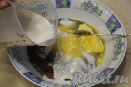 Сразу же влить молоко.