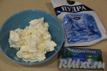 Для приготовления крема предварительно размягчить при комнатной температуре творожный сыр и сливочное масло. Соединить в достаточно глубокой миске творожный сыр, масло и сахарную пудру, перемешать лопаткой до однородности.