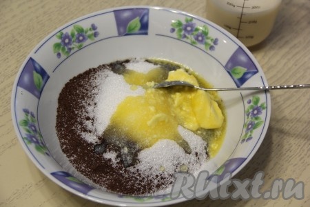 Сливочное масло слегка растопить, например, в микроволновке (или заранее достать его, чтобы оно хорошо размягчилось при комнатной температуре). Добавить растопленное масло к крошке из печенья и сахару.