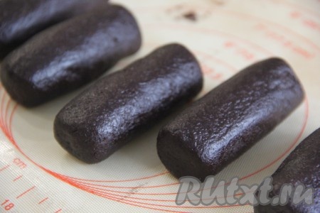 Руки смазать маслом. Разделить тесто руками на 10 частей по 70 грамм, сформировать пирожные "Картошка" любой формы, выложить в один слой в любую подходящую посуду и убрать в холодильник на пару часов. Это пирожное, сформированное из шоколадного печенья, можно украсить по-разному, например, присыпать смесью какао и сахарной пудры, а я решила украсить творожным кремом.