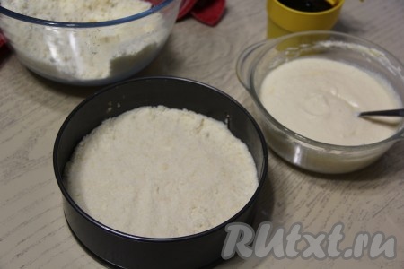 Перемешать творожную массу до однородности, она получится не густой. В форму для выпечки (я выпекала в разъёмной форме диаметром 20 см) равномерно выложить половину крошки и утрамбовать. 