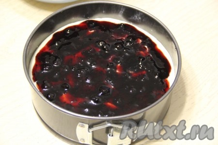 Поверх творожной массы аккуратно с помощью ложки равномерно разложить густое варенье. 