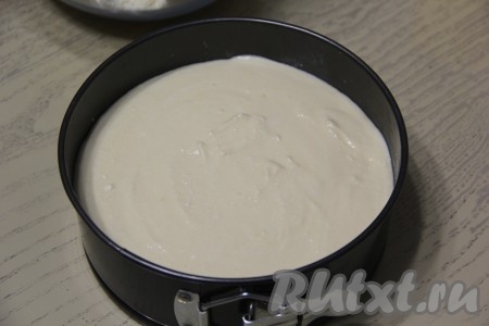 Выложить поверх крошки творожную массу, разровнять ложкой. 