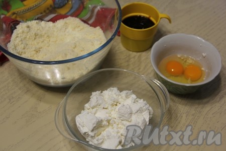 Содержимое миски руками перетереть в мелкую крошку.