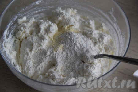 Всыпать постепенно муку, перемешивая тесто. Масса для сырников должна получиться достаточно нежной, не стоит её слишком забивать мукой.