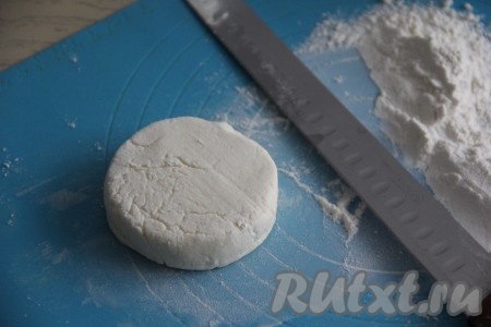 Разделить массу на одинаковые части, я разделила на 9 частей по 80 грамм. Каждой части массы придать форму сырника, а затем выкладывать на поверхность, присыпанную мукой. Обвалять заготовку сырника со всех сторон в муке. Аналогично сформировать все сырники.