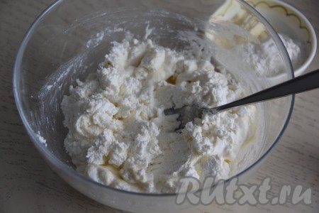 Перетереть массу вилкой до однородности.