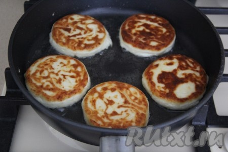 Жарить с двух сторон на среднем огне до золотистого цвета (примерно, по 2-3 минуты) с каждой стороны.