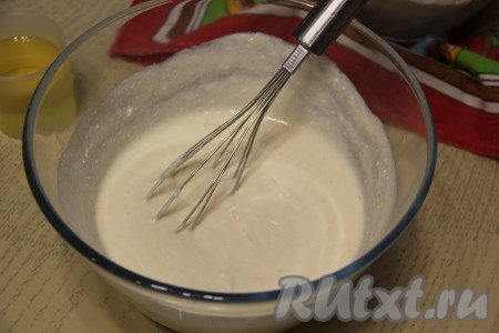 Вмешать творог в смесь кефира и яиц.