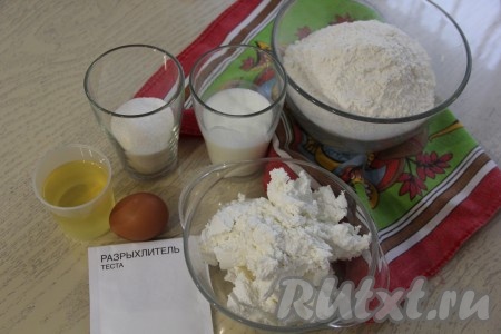 Подготовить продукты для приготовления творожного печенья на кефире в духовке.