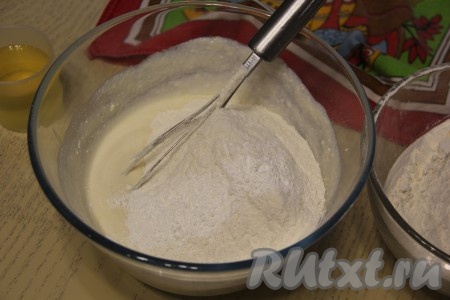 Всыпать муку и разрыхлитель.