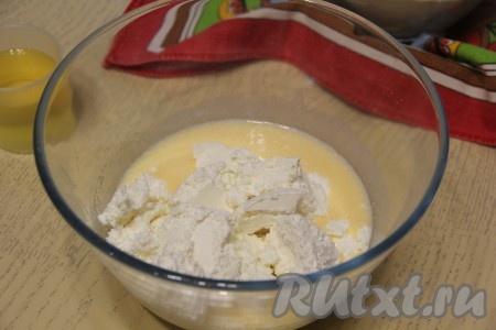 Перемешать массу венчиком и добавить творог.