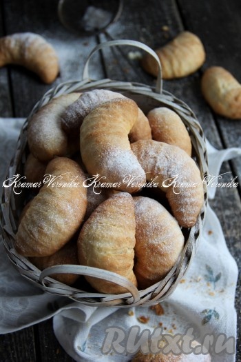 Нежнейшее печенье, приготовленное из творожного теста, замешанного на кефире, достать из духовки, переложить на тарелку, дать остыть, по желанию, присыпать сахарной пудрой и можно наслаждаться его чудесным вкусом.