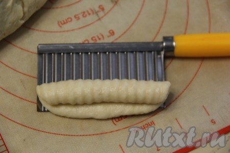 Скрутить пласт теста в рулетик.