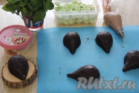 Перемешать массу ложкой, она получится слегка липнущей. Поставить миску с массой в холодильник на минут 30. Затем разделить массу на 6 частей весом 70 грамм. Из каждой части сформировать заготовку, по форме напоминающую ёжика. Для того чтобы масса не липла к рукам, смажьте руки растительным маслом. Поставьте заготовки пирожного в холодильник на 1 час. Они станут плотнее и тогда можно наносить крем. А пока наши ёжики отдыхают, переложить мягкий творожный сыр в кулинарный мешок с фигурной насадкой.