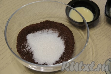 В крошку из печенья добавить сахар.