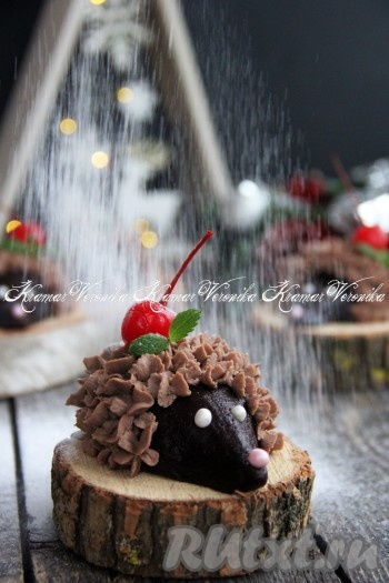 По желанию, украсить ёжиков коктейльной вишней и свежей мятой. Вот какой ёжик из пирожного "Картошка" получился у меня. Таких ёжиков обожают дети, они их уплетают за обе щеки.