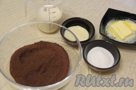 Для приготовления пирожного "Картошка" следует выбирать рассыпчатое печенье типа "Юбилейное". Именно такое печенье оптимально подходит, ведь оно хорошо крошится и отлично соединяется со сливочным маслом. Сливочное масло растопить в микроволновке (или на водяной бане), полностью можно не растапливать. Творожный сыр предварительно достать из холодильника, чтобы он стал мягким. Печенье измельчить в крошку с помощью скалки или измельчителя. Если нет измельчителя, то удобно поместить печенье в прозрачный целлофановый пакет, выпустить из пакета воздух, а затем поверх пакета прокатать скалку несколько раз, измельчая печенье в крошку.