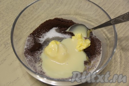 Добавить сгущённое молоко и растопленное сливочное масло.