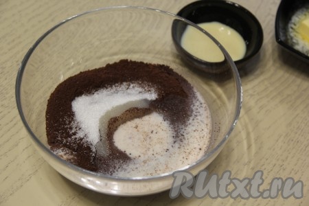 Влить молоко.