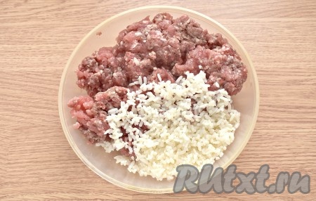 Для приготовления фарша пропускаем кусочки мяса (я взяла кусочки свинины и говядины) через мясорубку, выкладываем в объёмную миску, добавляем отваренный рис.