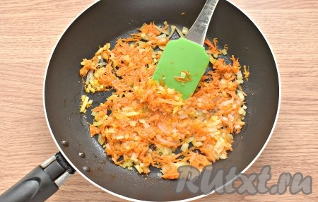 Заранее отвариваем рис, для этого промываем его, перекладываем в кастрюлю, заливаем 2 стаканами воды комнатной температуры, ставим на огонь, а после закипания варим 15 минут, периодически перемешивая. Откидываем рис на сито, промываем и ждём, пока с него полностью уйдёт вода. Получается 1 стакан объёмом 200 мл отварного риса, даём остыть. Тем временем очищаем морковку с луком. Измельчаем морковку на средней тёрке, лук нарезаем маленькими кусочками. В сковороде разогреваем растительное масло, перекладываем морковку с луком и обжариваем овощи до мягкости в течение 5-7 минут, периодически перемешивая, на среднем огне, затем оставляем немного остыть. Мне удобнее делать зажарку именно на сковороде (это и экономия электроэнергии, и не нужно возиться с чашей мультиварки, ведь сначала нужно загрузить в неё ингредиенты, а потом их достать для дальнейшей работы). Но можно, конечно, обжарить овощи и в чаше мультиварки на режиме "Жарка".