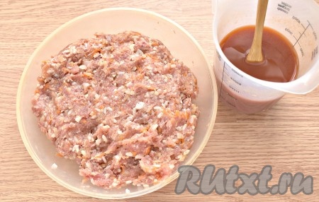 Хорошо перемешиваем и основа для тефтелей готова. В большой стакан (или другую подходящую ёмкость) кладём томатную пасту, вливаем 300 мл тёплой кипячёной воды и хорошо размешиваем, можно немного подсолить получившуюся заливку.