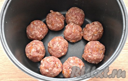 Из мясной основы лепим круглые тефтели. У меня получилось 10 штук. Выкладываем тефтели в чашу мультиварки.