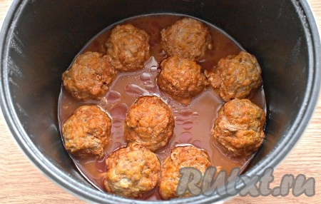 Мультиварку закрываем крышкой. Включаем программу «Тушение» на 40 минут.