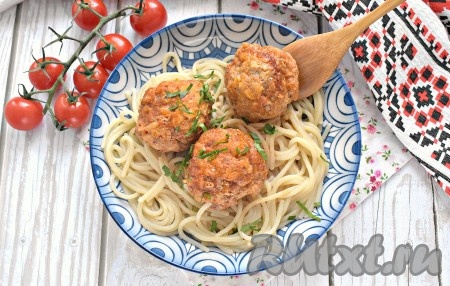 После сигнала вкусные, сытные тефтели с рисом достаём из мультиварки, поливаем подливкой и подаём с любимым гарниром. Я подала со спагетти.