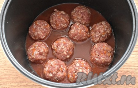 Вливаем томатную заливку. Она должна покрыть тефтели на половину.