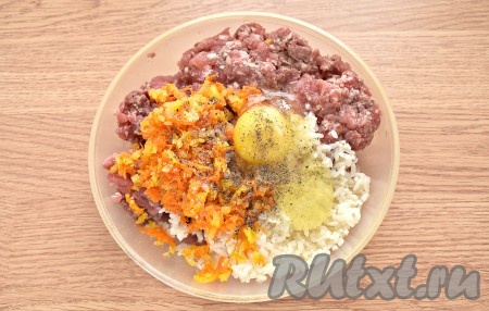 Выкладываем к фаршу и рису обжаренные овощи, добавляем сырое яйцо, по вкусу солим и перчим.