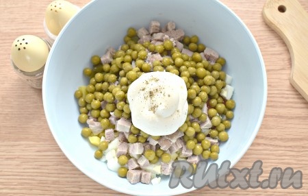 Заправляем салат "Столичный" майонезом, по вкусу солим и перчим.