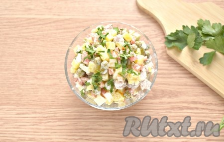 Перед подачей сытный, вкусный, аппетитный салат «Столичный» со свининой украшаем зеленью. Я измельчила свежую петрушку, можно украсить и целыми веточками укропа.