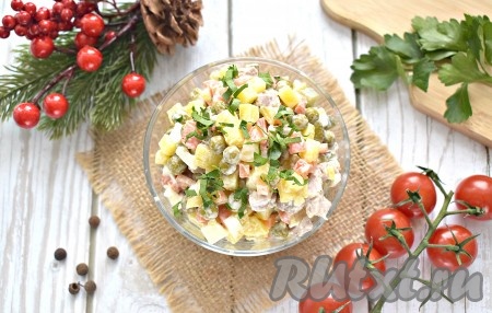 Салат "Столичный" со свининой будет отлично смотреться и на повседневном, и на праздничном столе!