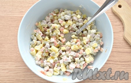 Осталось только перемешать и салат будет готов.

